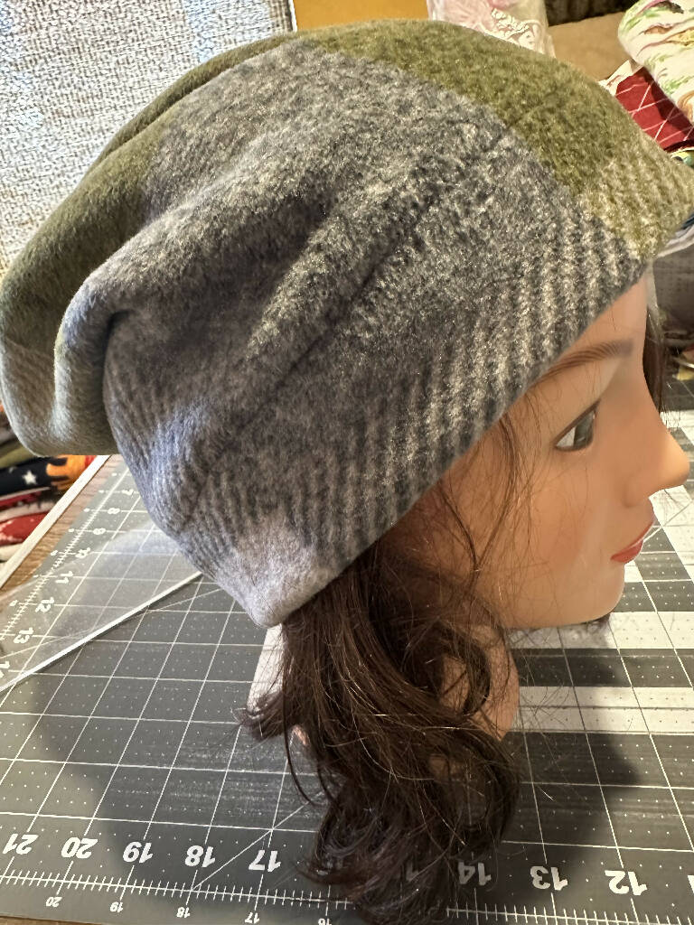 Load image into Gallery viewer, Slouchy fleece beanie hat
